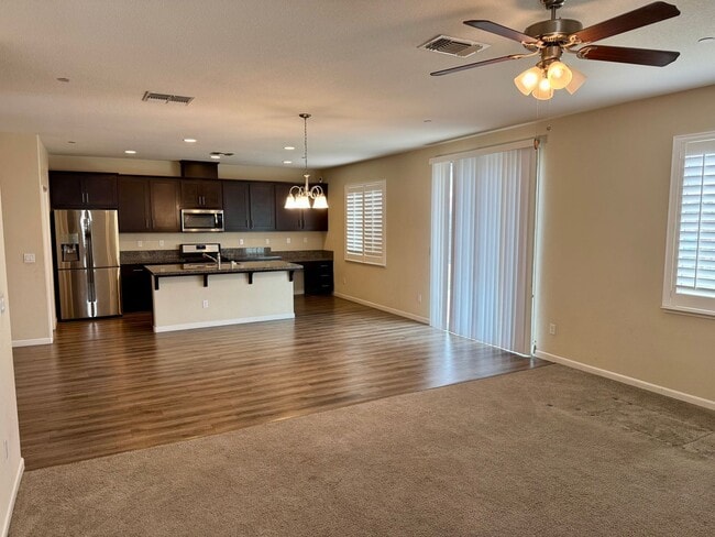 Foto del edificio - Spacious 4 Bedroom 3 1/2 Bath Home Available Now