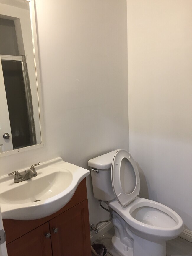 Foto del edificio - 16043 Leadwell St