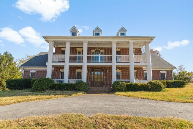 Building Photo - 2101 Old Hillsboro Rd