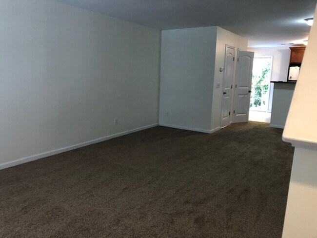 Building Photo - Nice 2 bedroom 2.5 bath Townhome