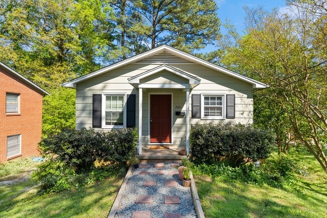 Beautiful 3 Bed 1 Bath Home in Lakewood with Finished Basement Area and Fenced Back Yard!! - Beautiful 3 Bed 1 Bath Home in Lakewood with Finished Basement Area and Fenced Back Yard!!