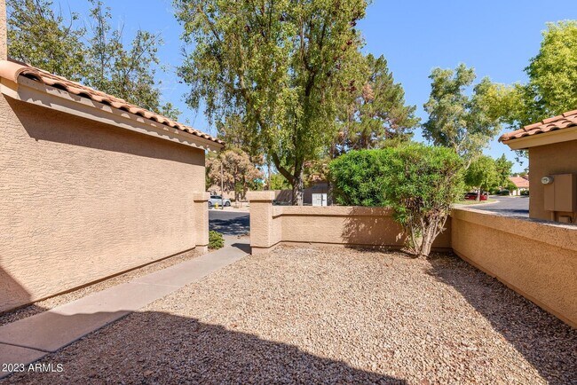 Building Photo - Beautiful 4Bedrooms/3Bath home located in ...