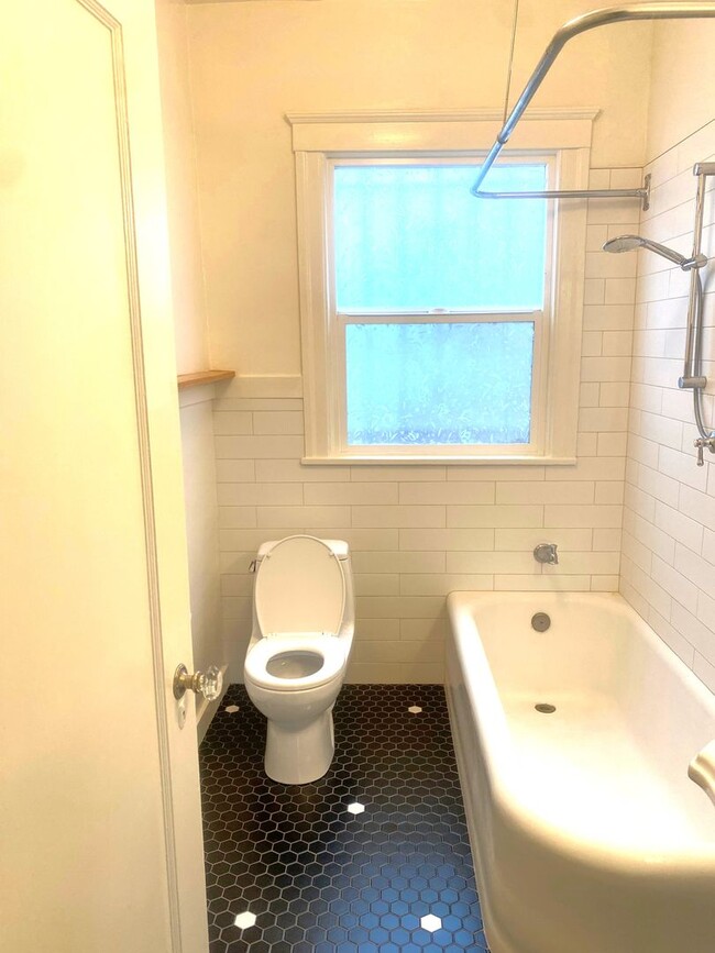 Building Photo - 621-625 Hillsborough