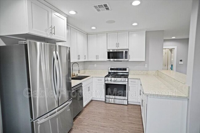 Foto del edificio - 19504 Leadwell St