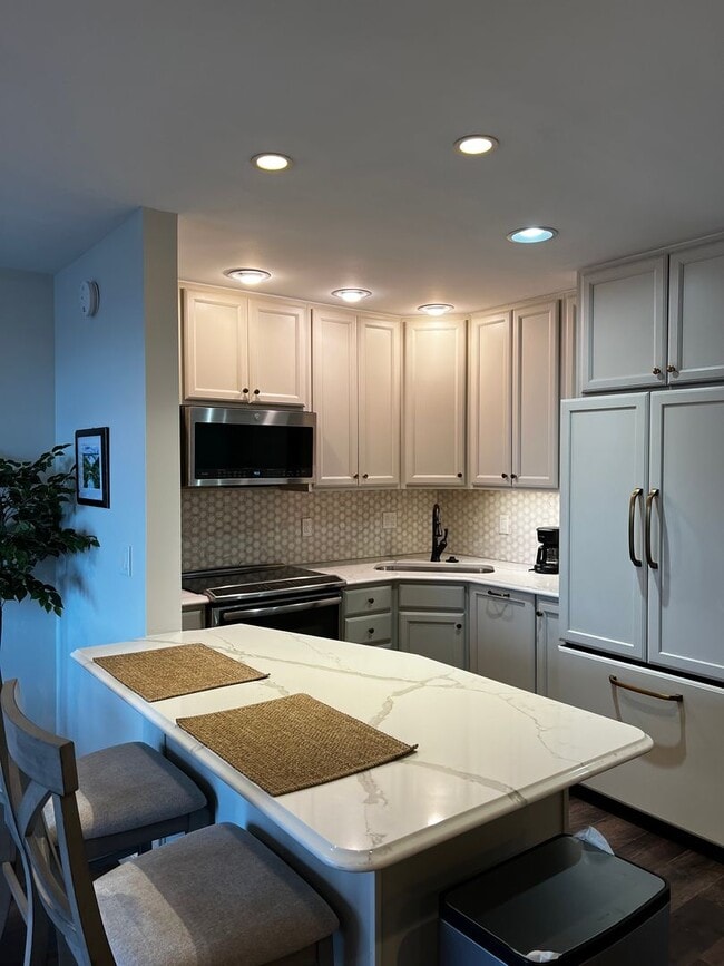 Building Photo - Beautiful Fifteenth floor Furnished one Bedroom with Views