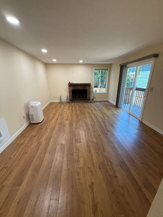 Building Photo - SW Portland 2 BD Home with Garage & Outdoor Space