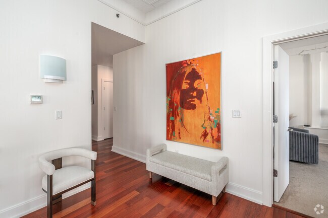 1 habitación, 1,5 baños - 1850 pies cuadrados - Área de estar - Deys Plaza Apartments