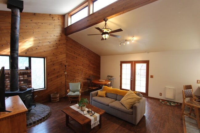 Building Photo - Cute Mountainaire home