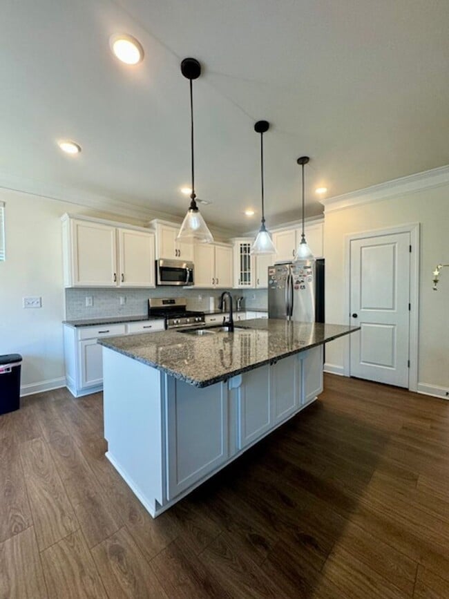 Building Photo - 5BR/4BA w/ Guest Suite + Loft in Hampton Woods