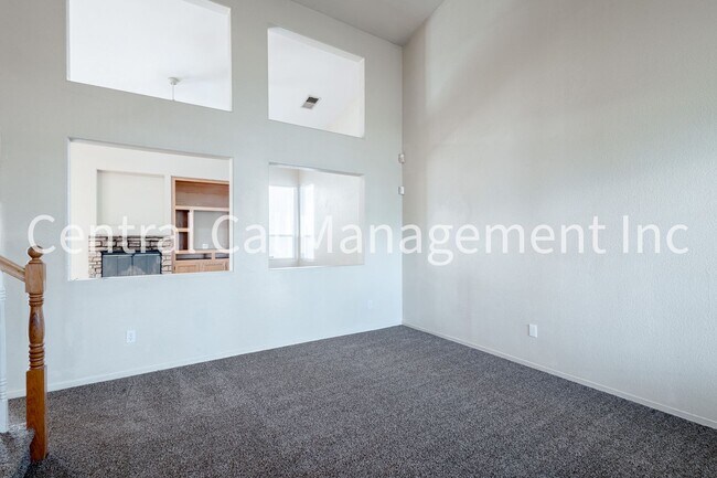 Foto del edificio - 4 Bedroom/3 Bath Home in the Southwest - $2495 per Month!