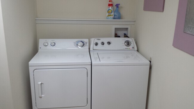 Foto del edificio - 4 Bedroom House, close to downtown and 3 3 campus's