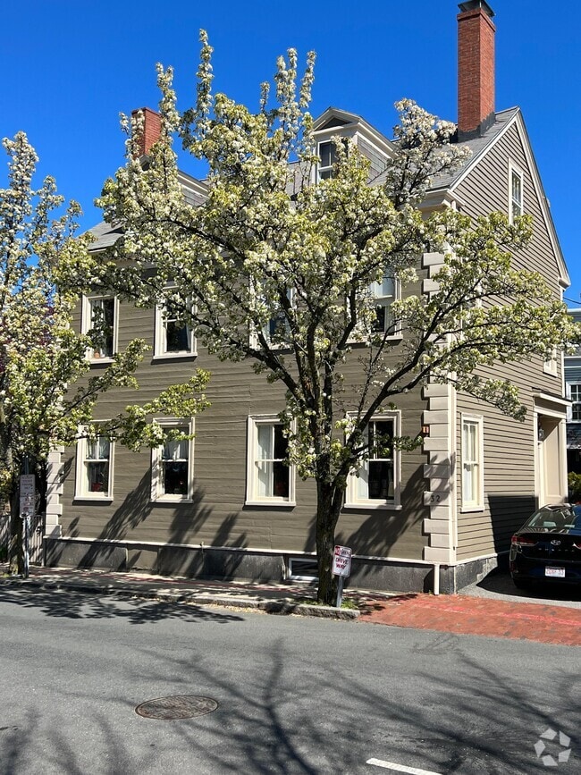 Building Photo - 32 Lynde St