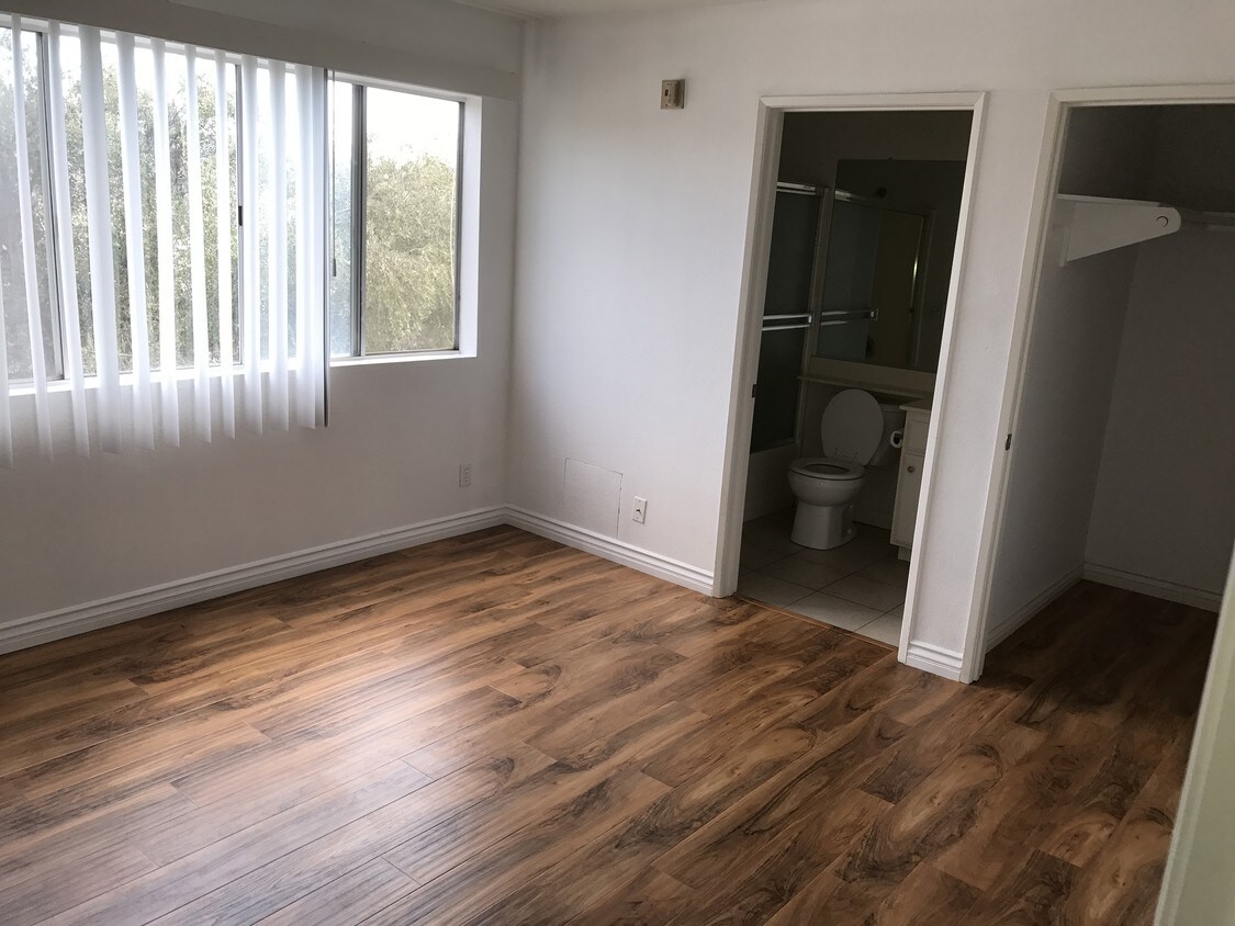 Habitación con vestidor y cuarto de baño - 10115 Pinewood Ave