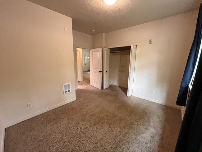 Building Photo - 7907 NE Rockne Way
