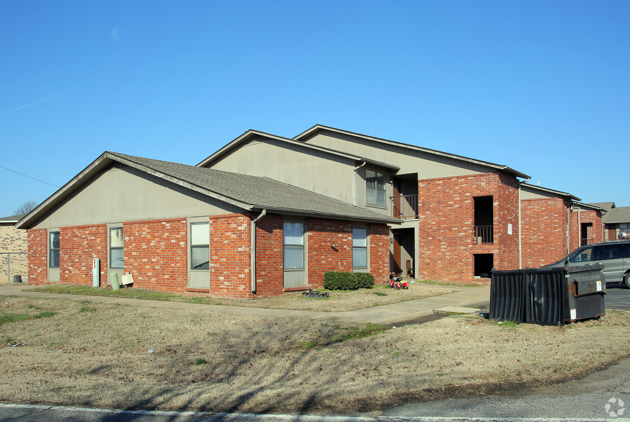 Primary Photo - Archwood Apartments