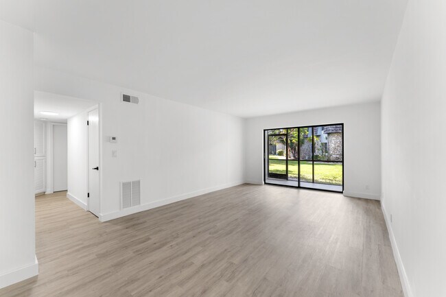 Foto del edificio - 3105 Oakland Shores Dr