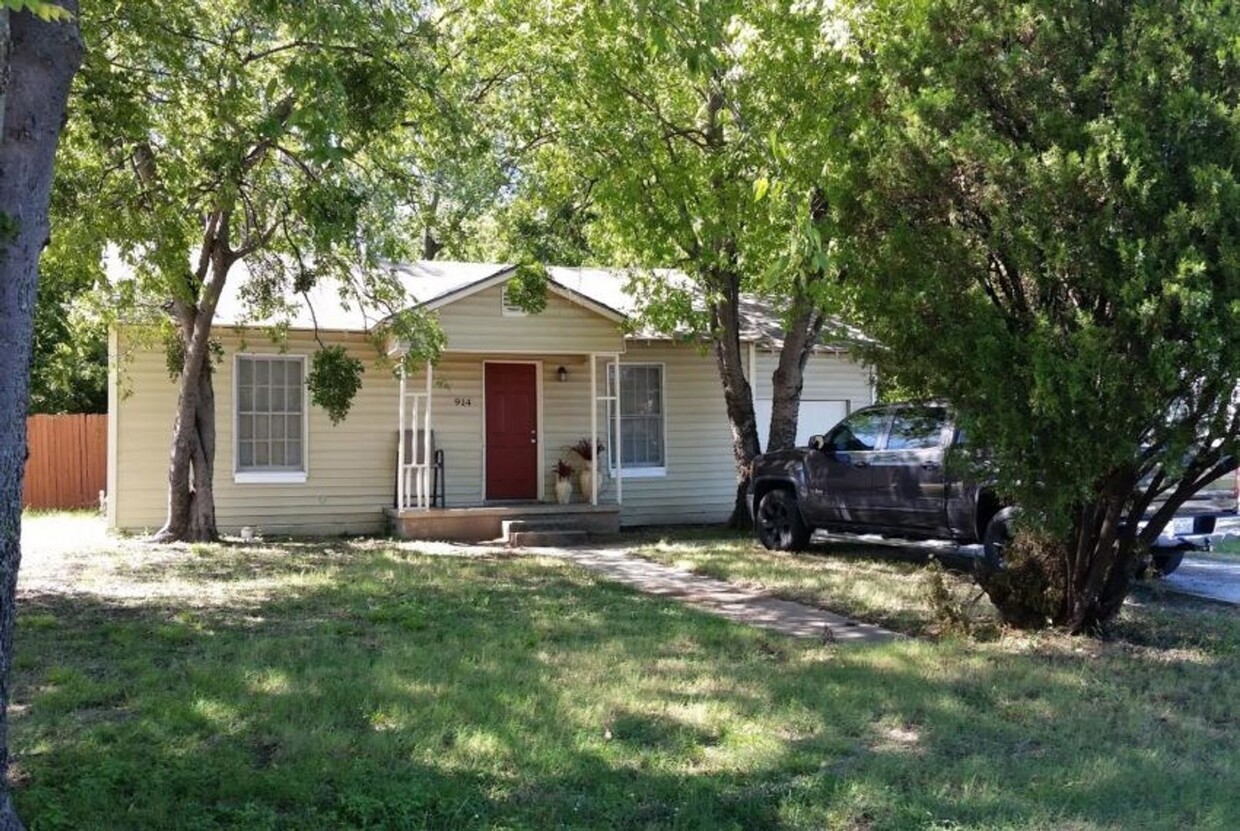 Primary Photo - 3 Bedroom/1 Bath/1 Car Garage Home - Walki...