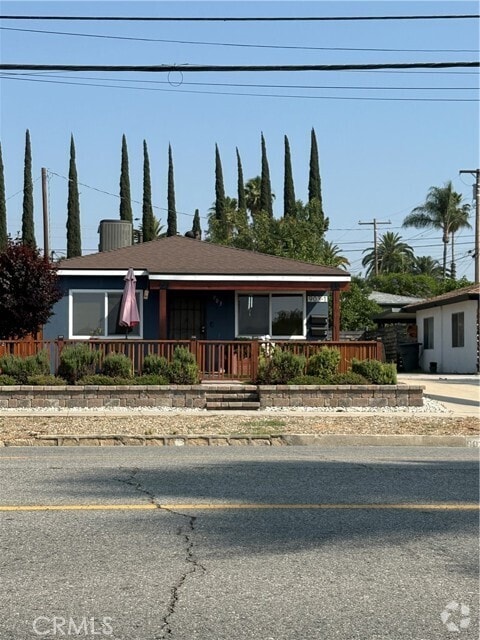Building Photo - 903 W Olive Ave