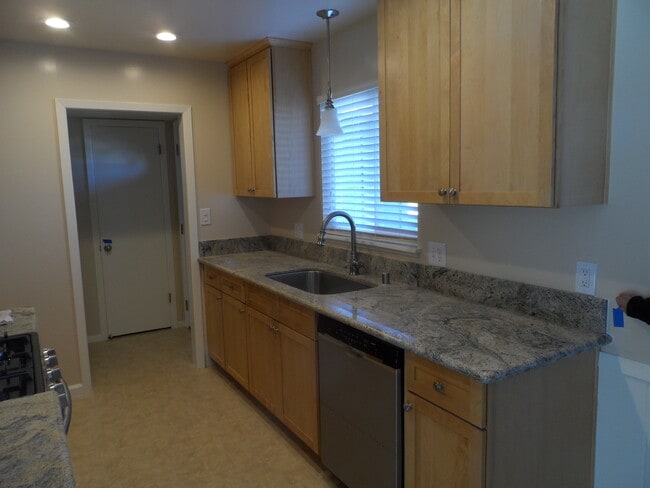 Building Photo - 2240 Rockwood Dr