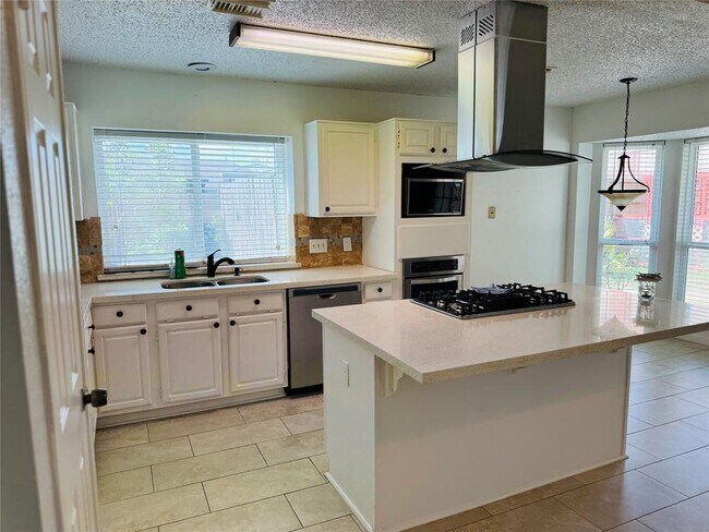Building Photo - 3015 Country Club Blvd