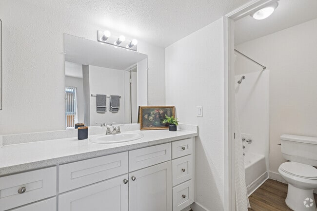 2BR, 2BA - 880SF - Bathroom - Kingswood Village