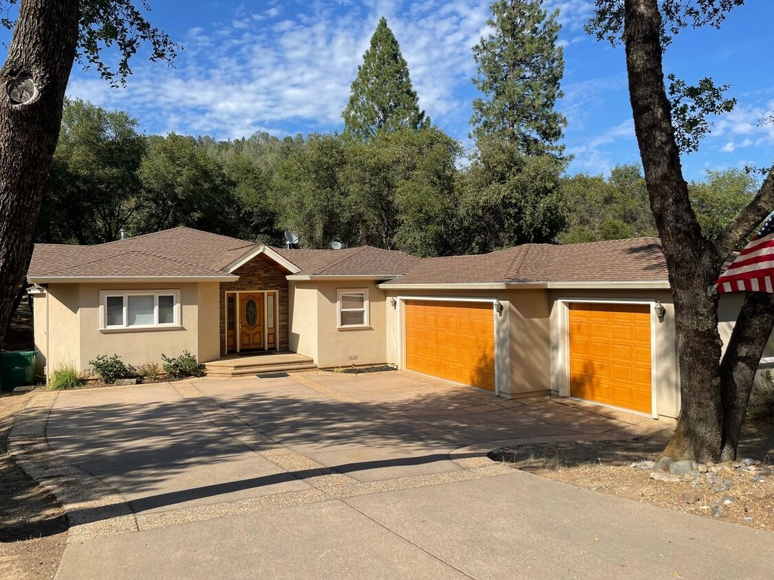 Foto principal - 3 bedroom, 3 bath, entertainment room, lib...