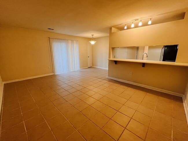 Building Photo - 4 Bedroom 2 Bath Condo