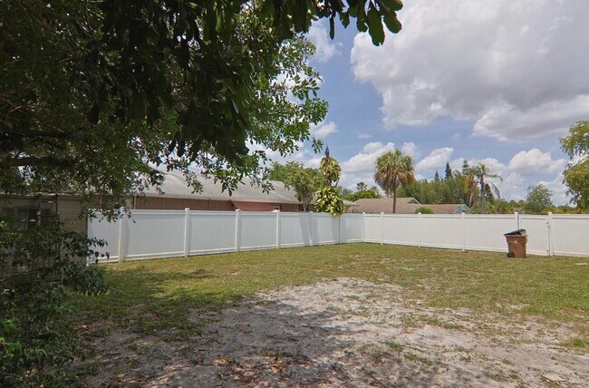 Building Photo - 3470 SW 4th St