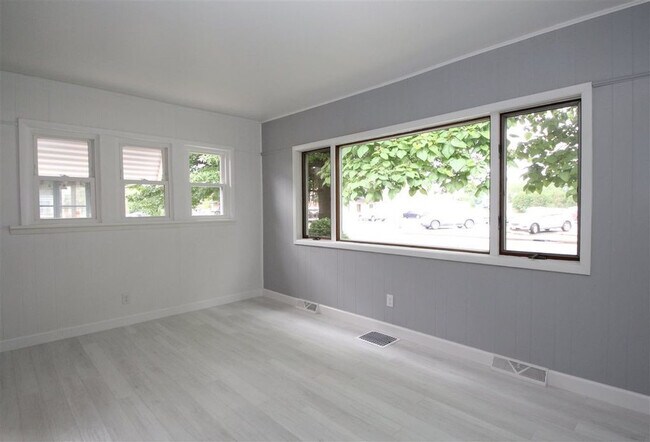 Building Photo - 2324 W Rohmann