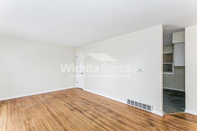 Foto del edificio - 2 bedroom 1 bath duplex ***Half off first months rent***