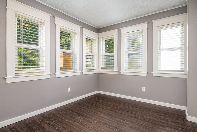 Building Photo - Beautiful 2nd floor corner unit!