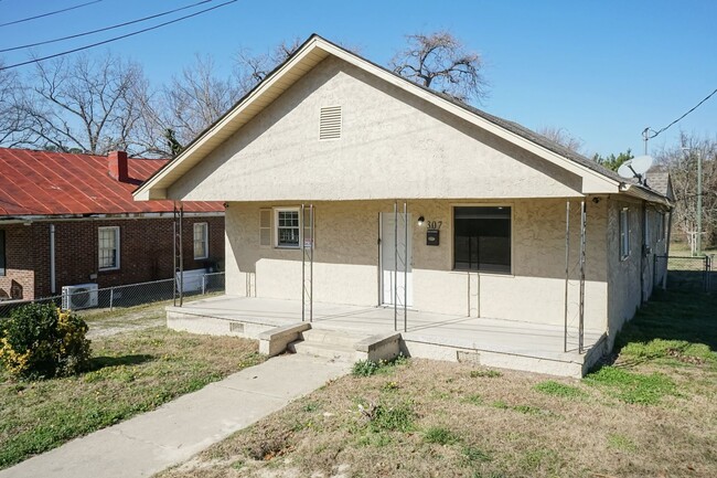 Building Photo - Three Bedroom Home!