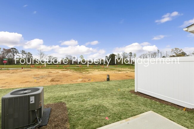 Foto del edificio - Townhome! | Back Patio with Privacy Fence|...