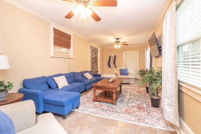 Building Photo - 1416 S Dixon Dr