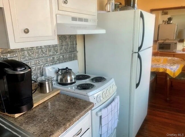 Building Photo - 118 Main St