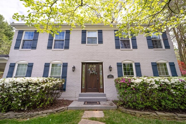 Extensively Renovated 4-Bedroom Home in Prime Location! Unbelievable custom kitchen. - Extensively Renovated 4-Bedroom Home in Prime Location! Unbelievable custom kitchen.