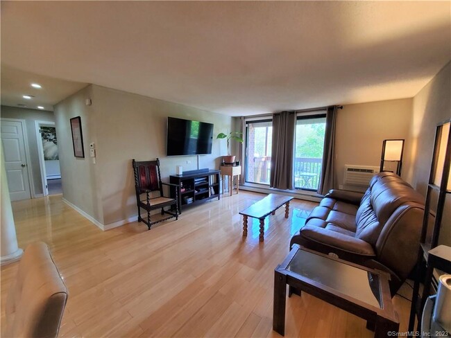 Building Photo - 1215 Cromwell Hills Dr