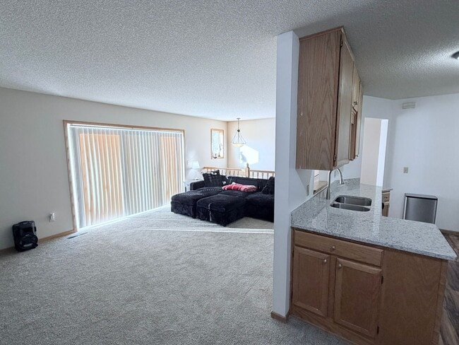 Foto del edificio - Spacious 2-Bedroom, 2.5 Bathroom, Tri-Level Townhome & Private Deck in Apple Valley!