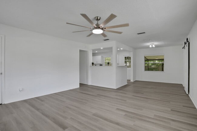 Building Photo - 3923 Tyndale Dr
