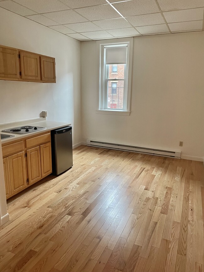 Building Photo - 822 Beacon St