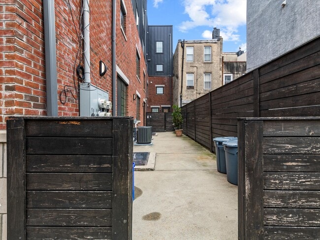 Building Photo - 1012-14 S Randolph St