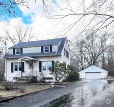 Building Photo - 13 Featherbed Ln