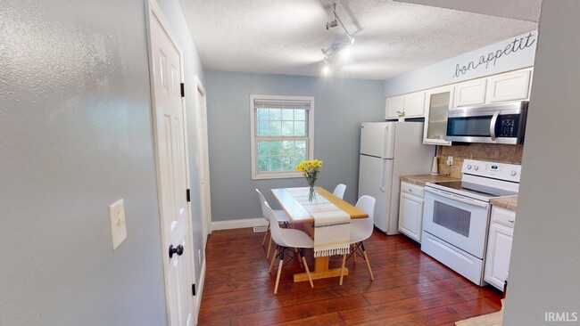 Building Photo - 733 E Sherwood Hills Dr