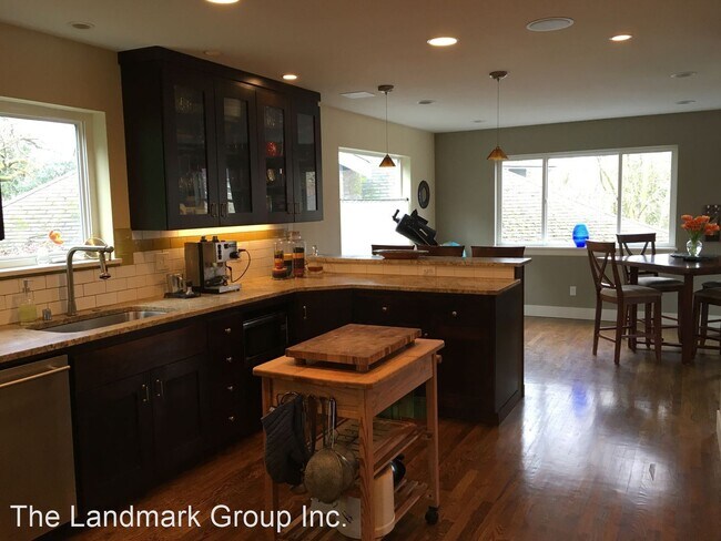 Foto del edificio - 4 br, 4 bath House - 3315 E Denny Way