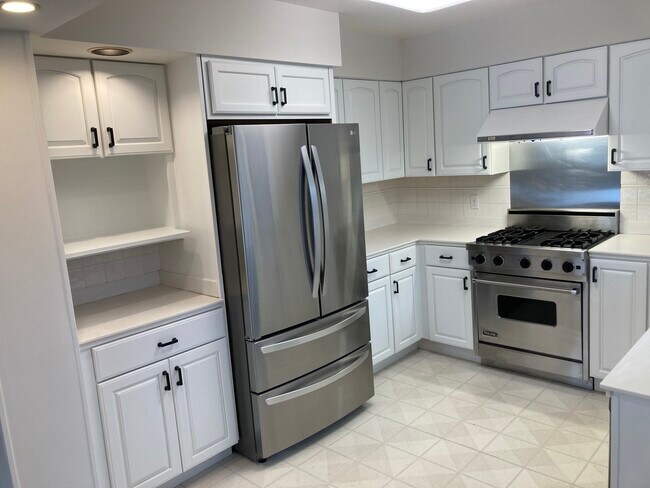 Foto del edificio - 2401 Bristol Rd