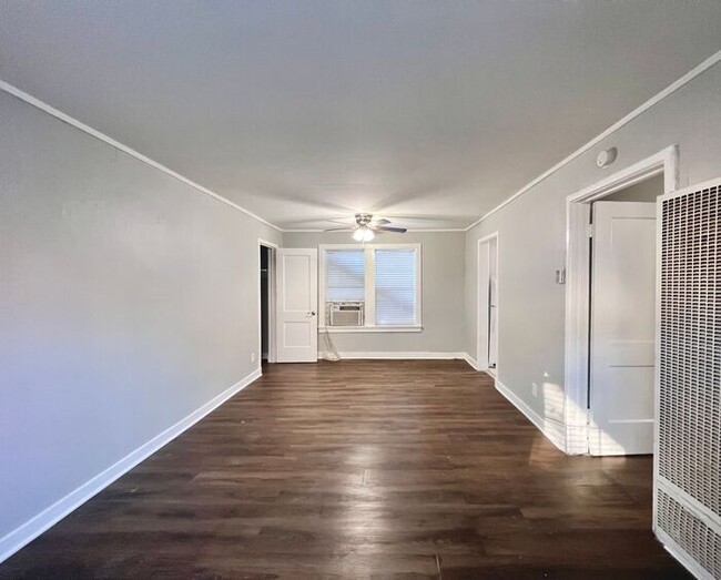 Building Photo - (NEW LISTING!) 1 bed/1bath apartment in Mi...