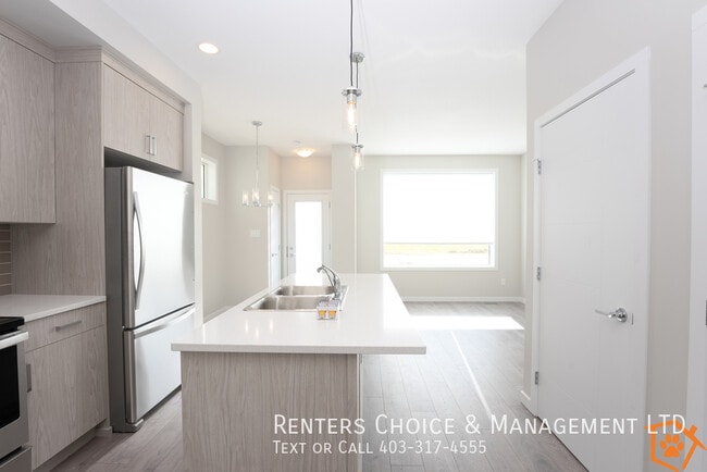 Building Photo - Newer, Pet Friendly Townhouse with Extra Storage