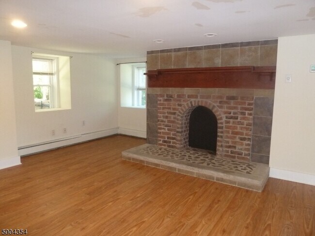 Building Photo - 351 Alphano Rd