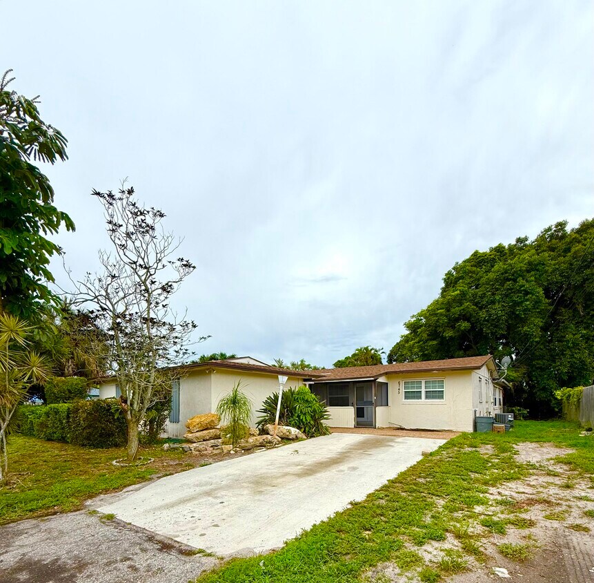 Primary Photo - 6745 Venetian Dr