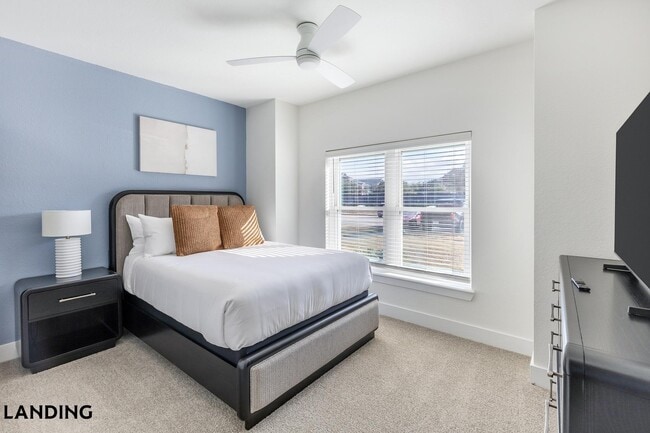 Building Photo - 20050 Oak Rd E